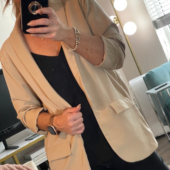 Women’s taupe blazer. Slightly oversized, but good quality.  Not too heavy - Picture 9 of 12